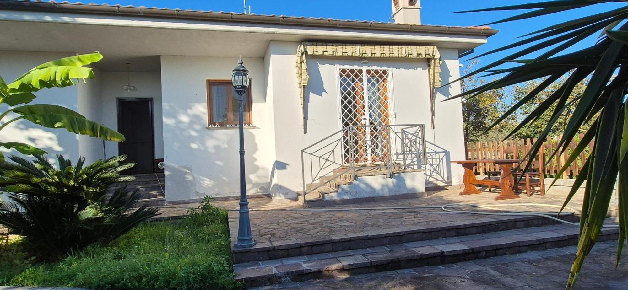 Charming 2-bed With Garden Holiday home *